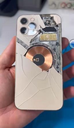 cristal trasero de un iphone siendo reparado